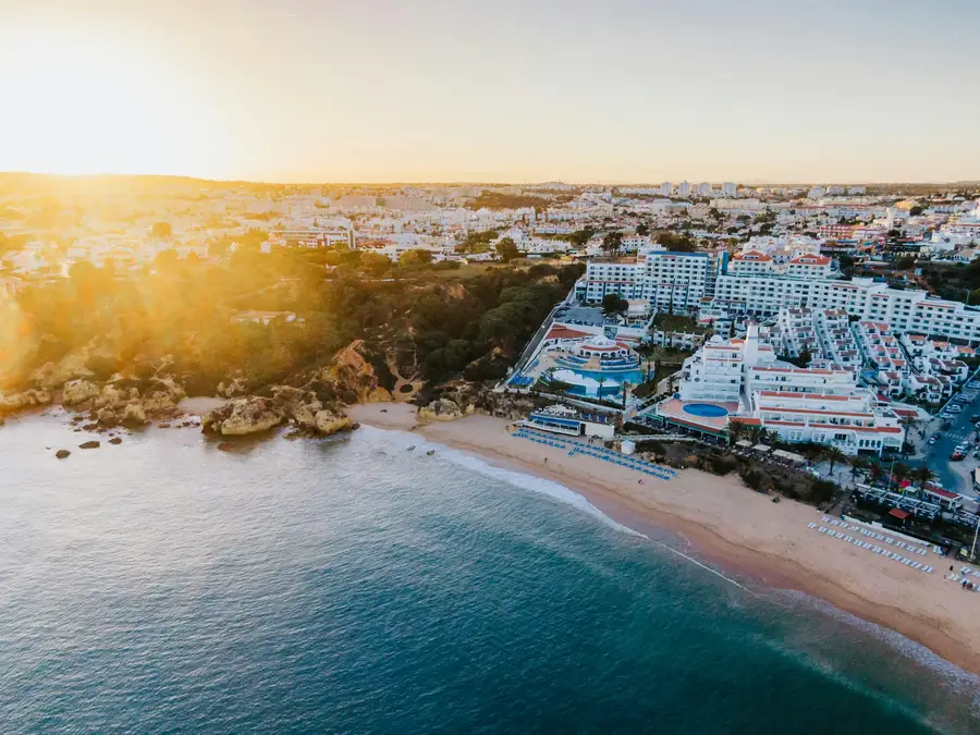 Cidade e praia no Algarve ao entardecer